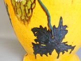 un vase jaune orné d'un motif noir et blanc