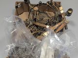 une boîte contenant tout un tas d'objets, posée sur une table