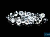 gros plan d'un groupe de diamants sur une surface noire