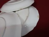 un gros plan sur une assiette blanche sur fond rouge