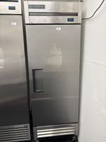 Une armoire négative inox une porte TRUE