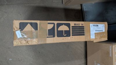 une boîte en carton avec un autocollant posé sur le sol