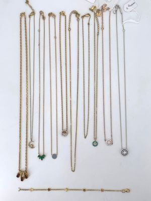 une collection de colliers et de bracelets