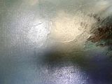 une photo en gros plan d'une surface givrée avec le soleil en arrière-plan