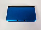 l'arrière d'une Nintendo 3DS bleue posée sur une table blanche