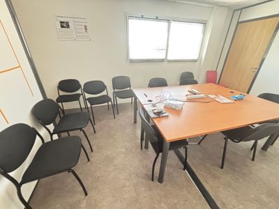 une pièce avec une table et des chaises
