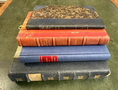 trois livres empilés sur une table