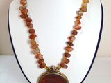une photo d'un collier sur lequel figure le portrait d'une femme