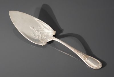 CHRISTOFLE Pelle à tarte en métal argenté à décor de branche…