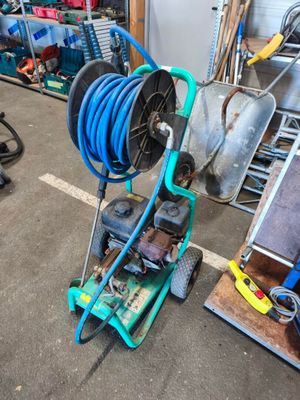 un tuyau bleu posé sur un chariot dans un garage