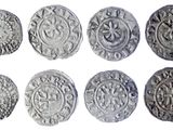six pièces d'argent de formes et de tailles différentes sur un fond blanc
