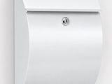 un gros plan d'une boîte aux lettres blanche fixée au mur