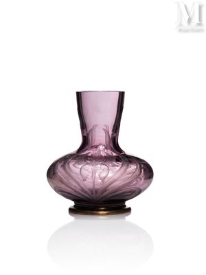 un vase en verre violet posé sur une table