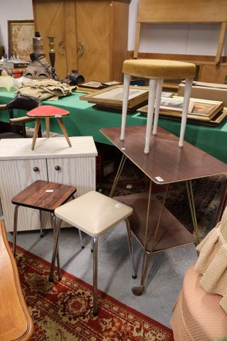 Lot de mobilier vintage comprenant petite sellette, tabouret plas...