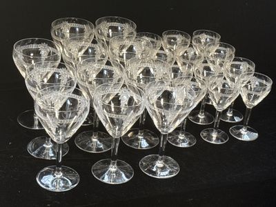 Beau service de verres en cristal taillé, période Art Déco (…