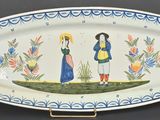 une assiette sur laquelle est représentée une image de deux personnes