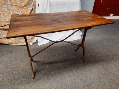 une table avec un plateau en bois posée sur un sol recouvert de moquette