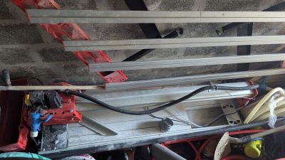 une photo d'un garage rempli d'outils