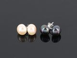 une paire de boucles d'oreilles en perles sur une surface noire