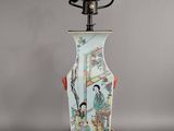 une image représentant un vase surmonté d'une lampe
