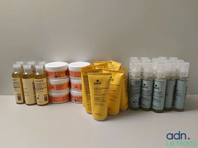 de nombreux types de produits de soins de la peau sur une table