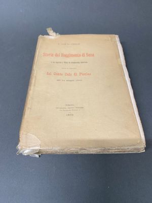 un livre posé sur une table