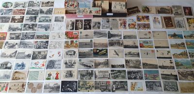beaucoup de vieilles cartes postales par terre
