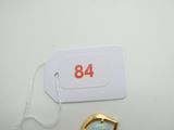 une étiquette portant le chiffre 48, à côté d'une bague