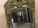 un miroir posé sur le sol à côté d'une chaise