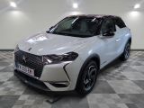 l'avant d'un SUV blanc garé sur un sol à damier