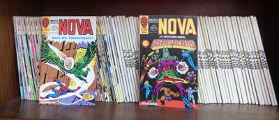 de nombreuses bandes dessinées rangées sur une étagère d'une bibliothèque