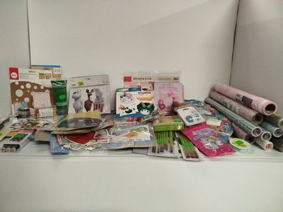 beaucoup de livres et de magazines posés sur une table