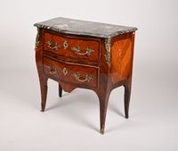 Petite commode galbée en marqueterie ouvrant par deux tiroir… (photo 4)