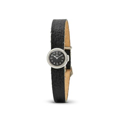 gros plan d'une montre-bracelet sur fond blanc