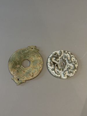 DEUX DISQUES BI en pierre dure sculptée de dragons et de chi…