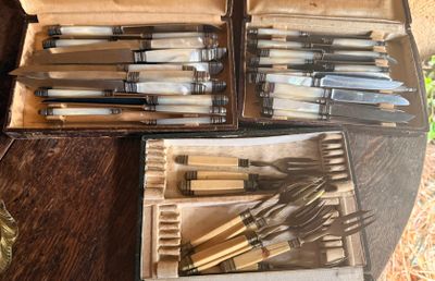 de nombreux types de couteaux différents dans une boîte posée sur une table