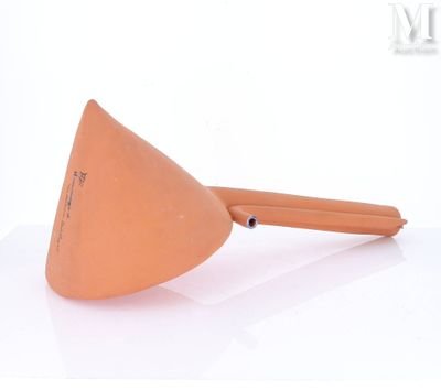 une image représentant un objet orange en forme de cône posé sur une surface blanche