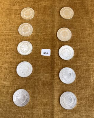 un gros plan sur une pile de pièces posée sur une table