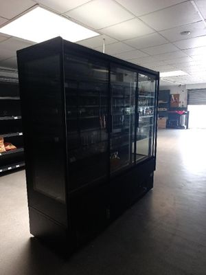 une vitrine noire au milieu d'un magasin