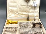 l'argenterie dans un coffret avec des cuillères et des cuillères à l'intérieur