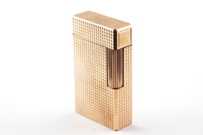 briquet plaqué or sur fond blanc, avec un fond blanc
