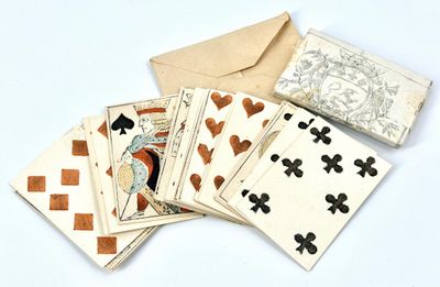 de nombreuses cartes à jouer disposées sur une surface blanche