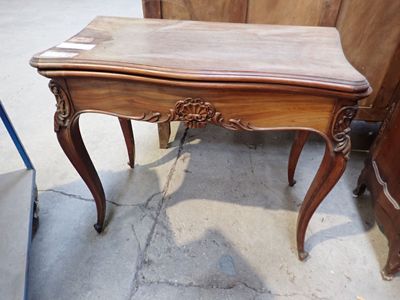 TABLE A JEUX en palissandre, plateau ouvrant garni de feutri…