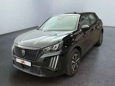 Le SUV noir est garé dans une grande pièce au sol noir.
