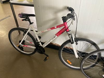un vélo appuyé contre un mur