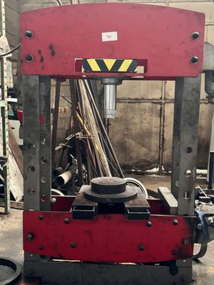 une machine qui se trouve au milieu d'un bâtiment