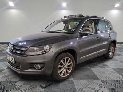 la volkswagen tiguan est garée sur un carrelage à carreaux