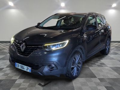 l'avant d'une voiture noire est garé sur un sol à damier