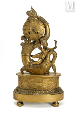 une image représentant une statue en or d'une femme tenant une horloge