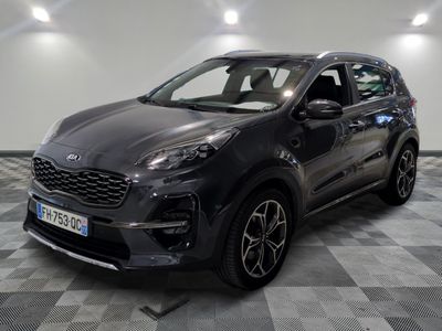 un 4x4 noir garé dans un garage au sol en damier